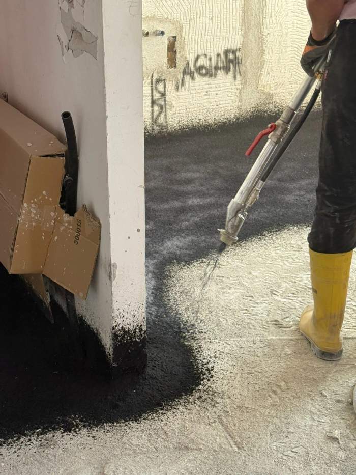 Posa di materassino acustico con pompa a spruzzo